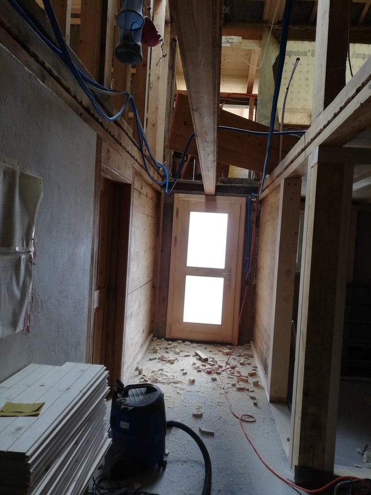 Blick in den Eingangsbereich des Hauses. Die Decke und die Zwischenwände auf der rechten Seite fehlen.