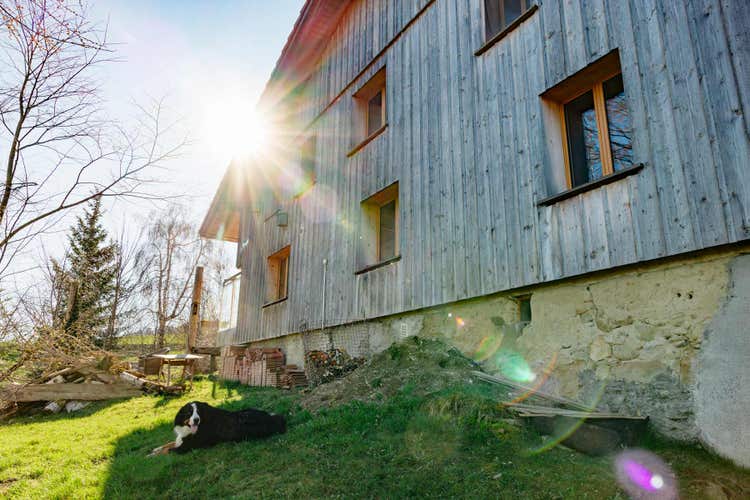 Das Foto zeigt die Nordseite des Hauses. Die Aussenfassade wurde mit T-Leisten beplankt.