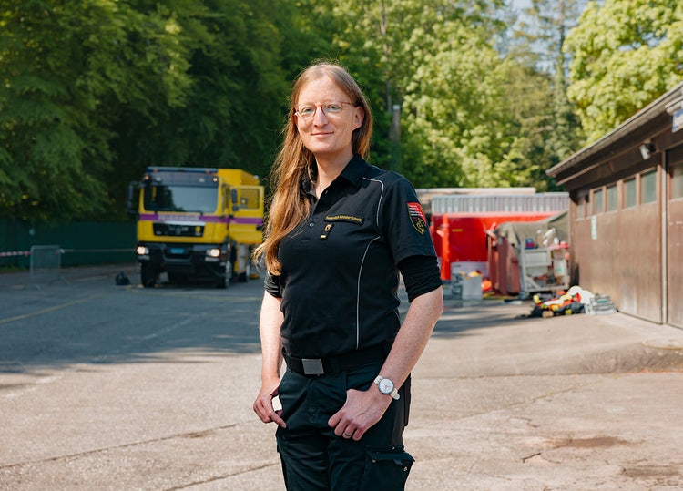 Thomas-Anja Ramseier-Schmitz steht in Berufskleidung auf einem Platz.