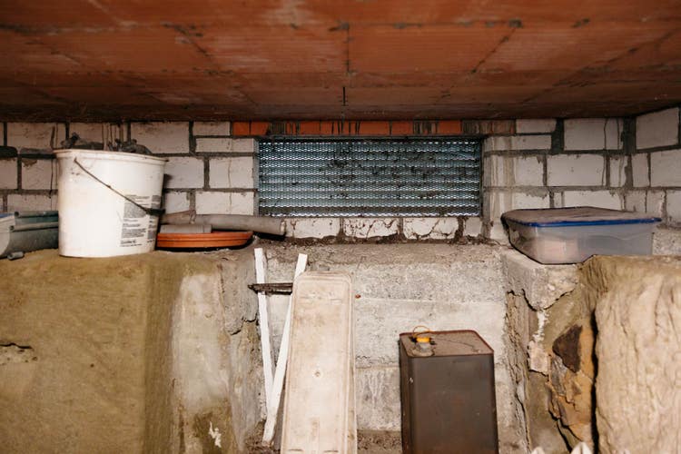 Blick in den Zwischenraum unter Matthias Müllers Haus: rohe Stein- und Betonwände, Decke aus Backsteinen, mittig ein Lüftungsgitter, das für die Luftzirkulation sorgt