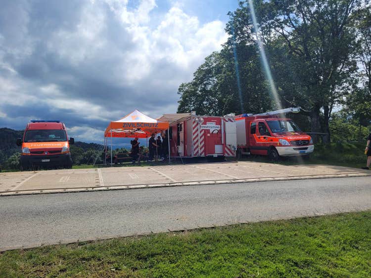 Angehörige der Feuerwehr Köniz richten ihren Erstinterventionsposten auf dem Festivalgelände ein.