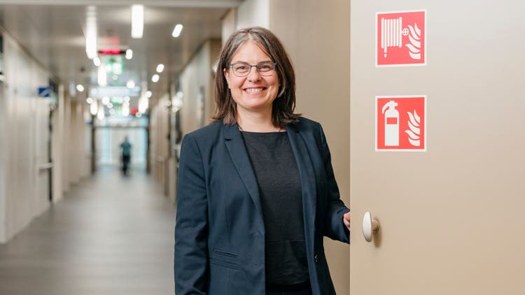 Aufnahme von Isabel Engels in einem Gang des Inselspitals.