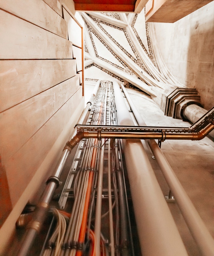 Im engen Turm sind Steigleitungen installiert, damit Brände schnell gelöscht werden können.