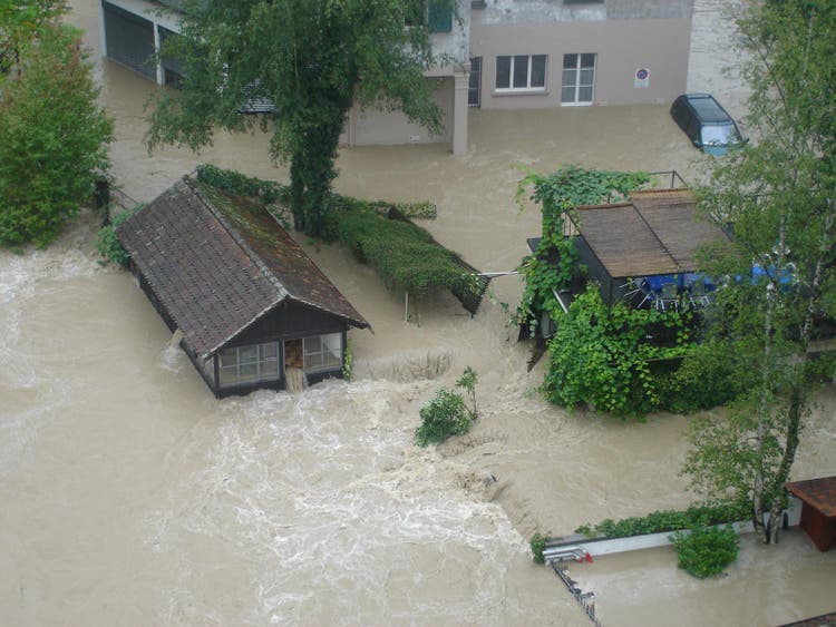Wasser fliesst durch einen Schuppen und tritt über die Fenster wieder aus.