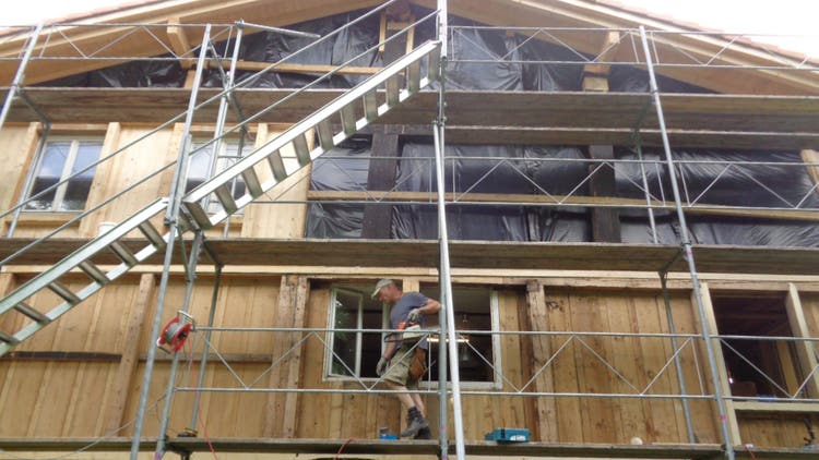 Die Nordseite des Hauses ist eingerüstet.