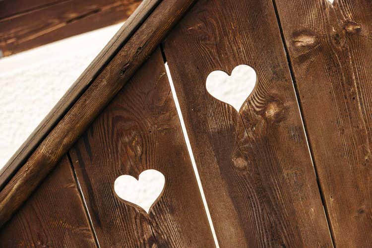 Im Holzgeländer der Aussentreppe sind Herzen eingefräst.