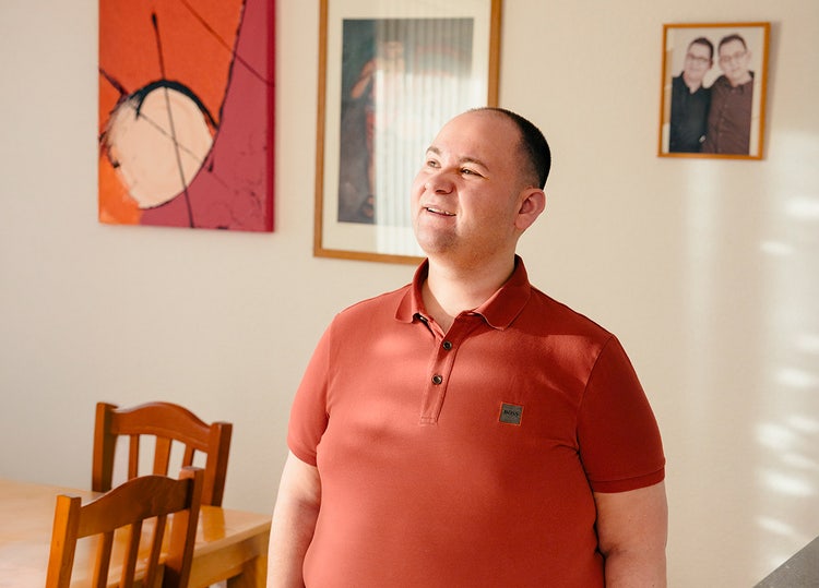 Dario Galanti steht zwischen Küche und Esstisch in seiner Wohnung .