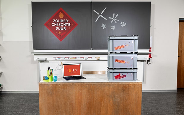 Die drei Boxen der «Zouber-Chischte Füür» stehen auf dem Lehrertisch.