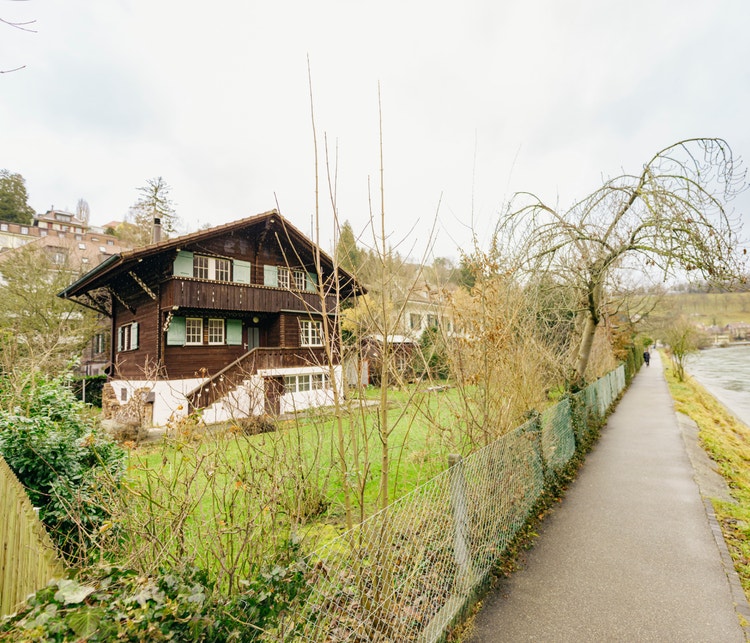 Ein Chalet mit Umschwung mitten im Quartier Altenberg in der Stadt Bern. Rechts davon fliesst die Aare vorbei.
