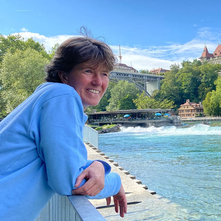 Dina Brügger schaut unterhalb des Schwellenmättelis auf die Aare.