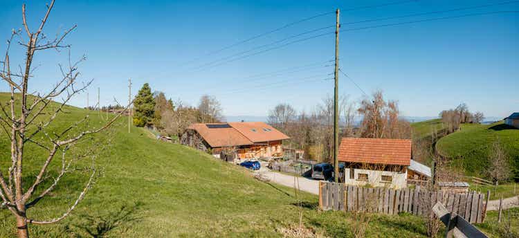 Links im Foto sieht man das Bauernhaus, rechts die Scheune.