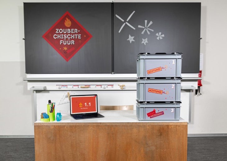 Die drei Boxen der «Zouber-Chischte Füür» stehen auf dem Lehrertisch.