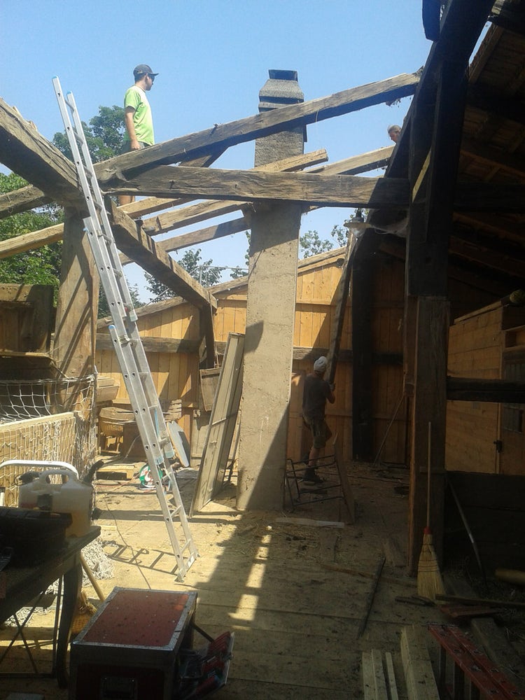 Man sieht die Dachkonstruktion des Hauses. Es sind nur noch ein paar Balken übrig.