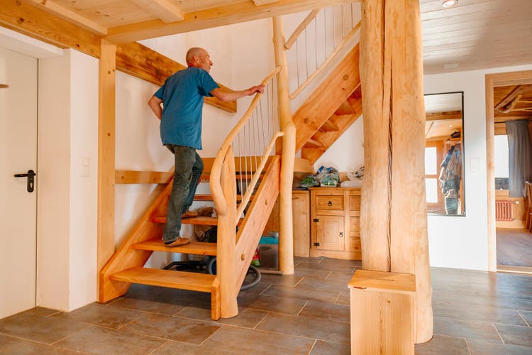 Bänz Lüthi steigt die Treppe ins Obergeschoss hinauf.