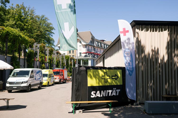 Beschilderter Sanitätsposten auf dem Gelände des Gurtenfestivals.