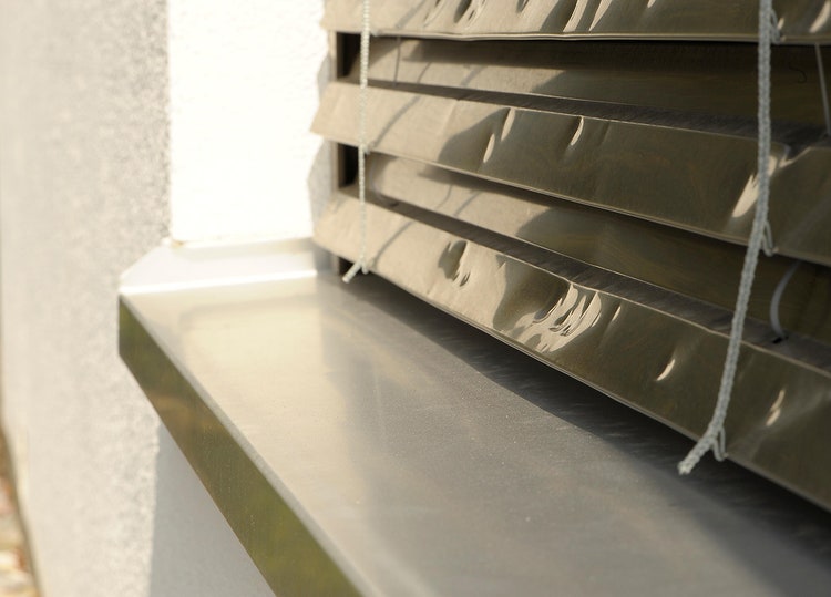 Hagelkörner haben Abdrücke in einer Lamellenstoren hinterlassen.