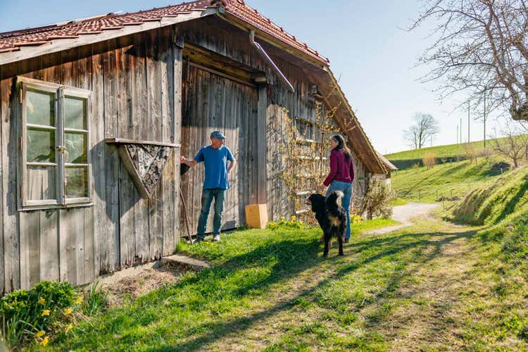 Bänz Lüthi steht vor dem Tor zu seiner Werkstatt.