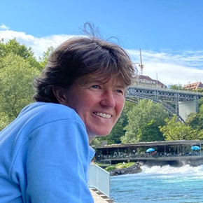 Dina Brügger schaut unterhalb des Schwellenmättelis auf die Aare.