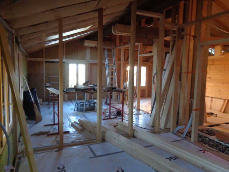 Blick ins Obergeschoss des Hauses. Es sind schon diverse Holzpfosten für die neuen Zwischenwände gesetzt.
