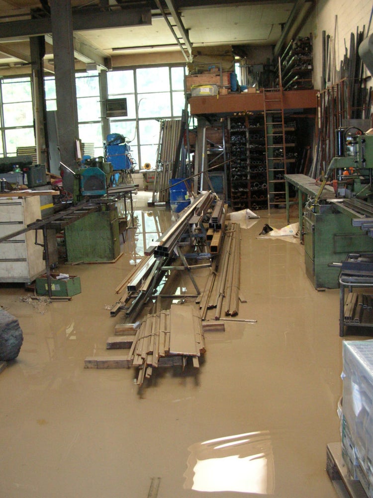 Wasser und Schlamm bedecken den Boden der Werkstatt.