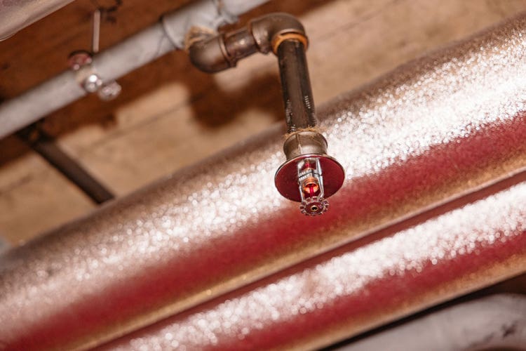 Im Fumoir gibt es eine Sprinkleranlage an der Decke.