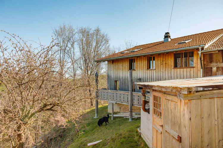 Das Foto zeigt die Westseite des Hauses, die ebenfalls mit T-Leisten beplankt ist.