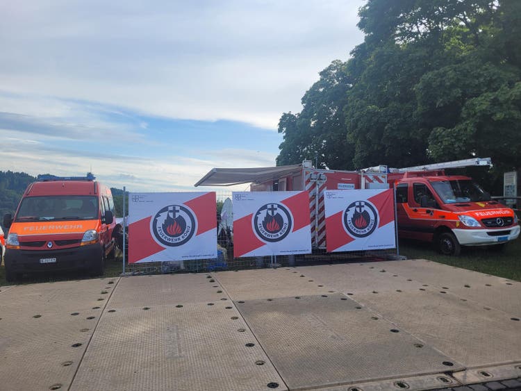Der fertig eingerichtete Posten der Feuerwehr Köniz mit Einsatzleitungscontainer und Einsatzfahrzeugen.