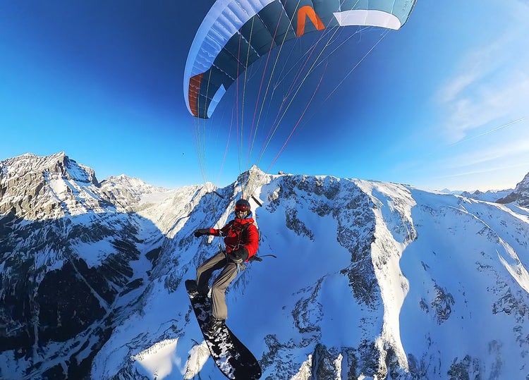 Michael Sigel en parapente dans le Gasterntal à Kandersteg. On aperçoit le Hockenhorn en arrière-plan et le Lötschenpass à droite.