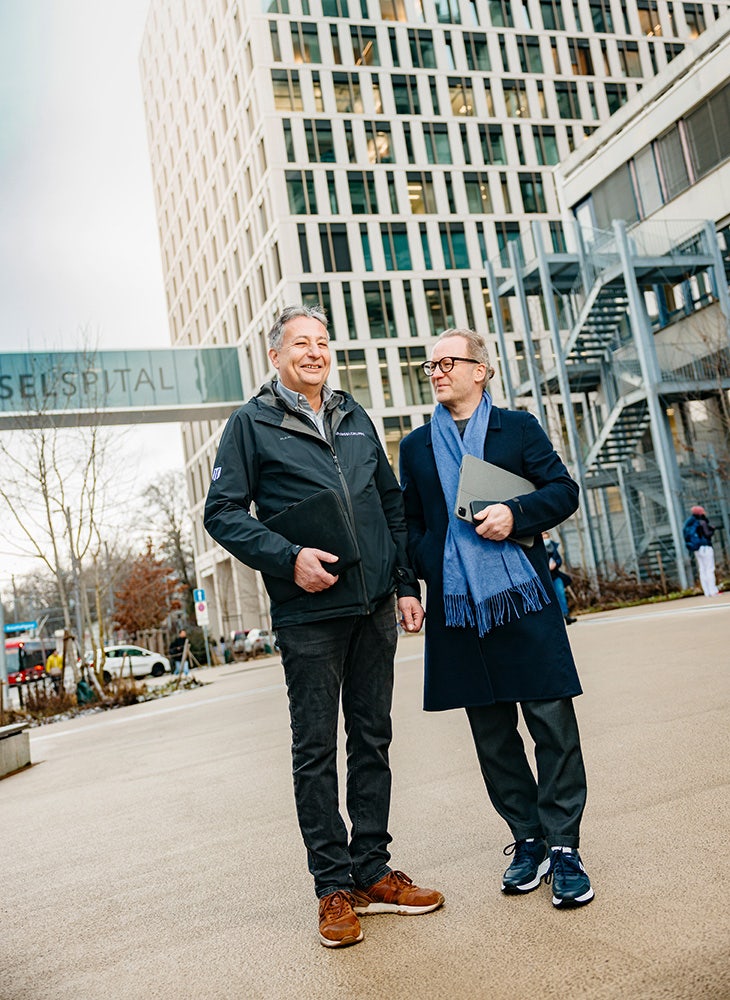 Deux hommes (Roger Kurt et Markus Wasmer) se tiennent devant la Anna-Seiler-Haus.