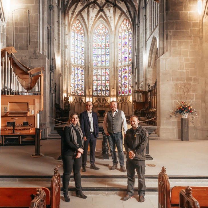 Annette Loeffel, architecte et ingénieure en cheffe pour la cathédrale, Stefan Dürig, président de la direction de l’AIB, Tino Perotti, expert en protection incendie auprès de l’AIB, et Lukas Ammann, responsable de la planification des interventions chez Protection et sauvetage Berne, posent dans la cathédrale de Berne.