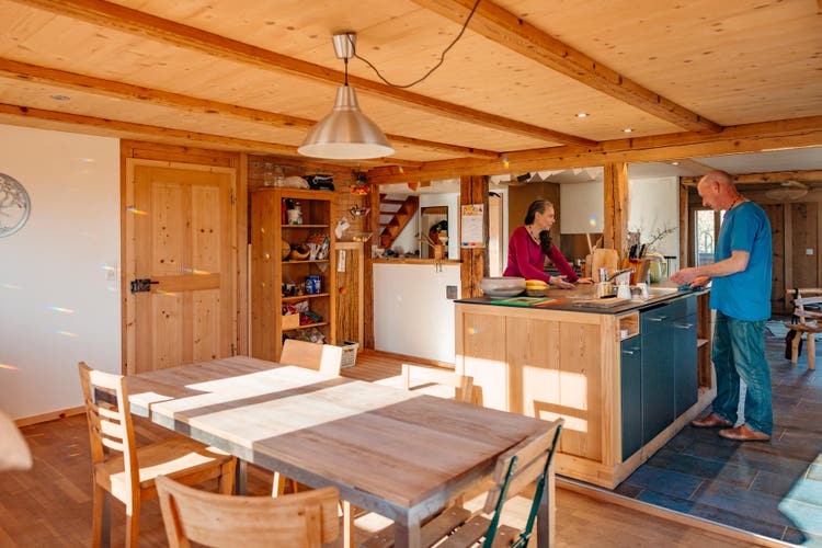 Sandra Haunreiter et Bänz Lüthi autour de l’îlot de cuisine.