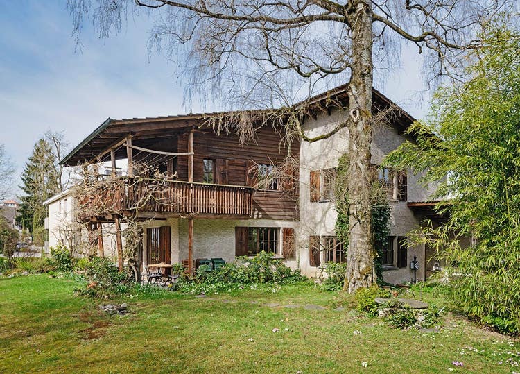 Photo d&#39;une maison des années 1940 en bon état et bien entretenue.