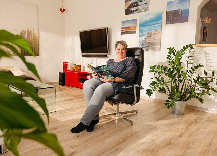 Assise dans sa salle de séjour, Gaby Rieder lit un polar.
