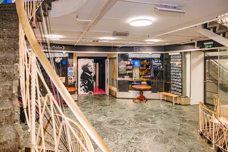 Vue du fumoir « Helmut » au deuxième sous-sol du club.