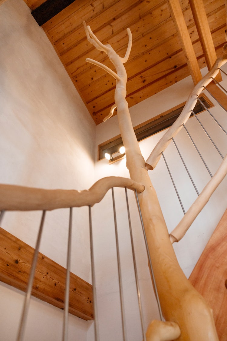 Un arbre écorcé soutient l’escalier. On voit même encore quelques branches.