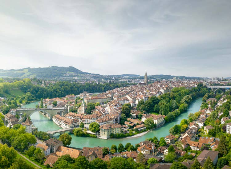 Photo prise par drone de la partie inférieure de la vieille ville de Berne.