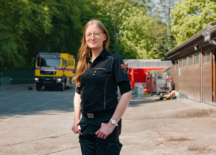 Thomas-Anja Ramseier-Schmitz se tient sur une place en tenue professionnelle.