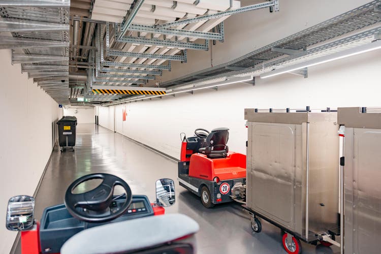 Des chariots de transport se trouvent dans un couloir souterrain de la Anna-Seiler-Haus.