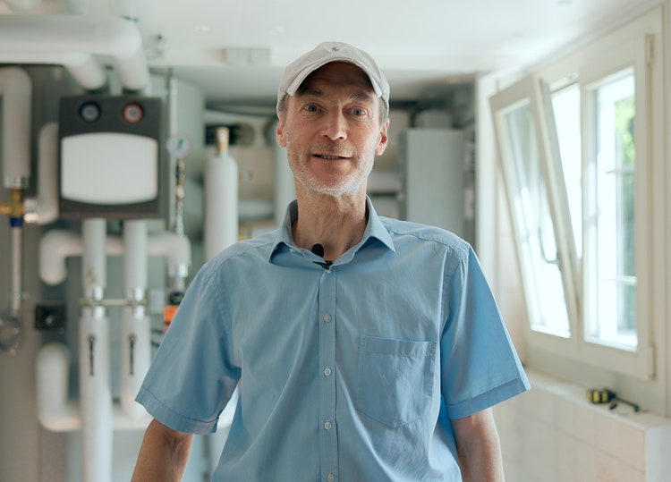 Dag Kappes (propriétaire de la maison) se tient dans sa cave.