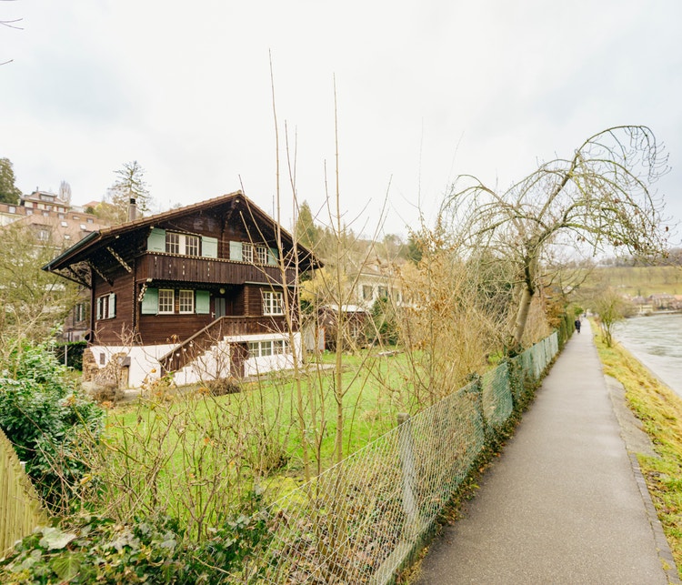 Un chalet avec terrain en plein cœur du quartier d’Altenberg, dans la ville de Berne. À sa droite s’écoule l’Aar.