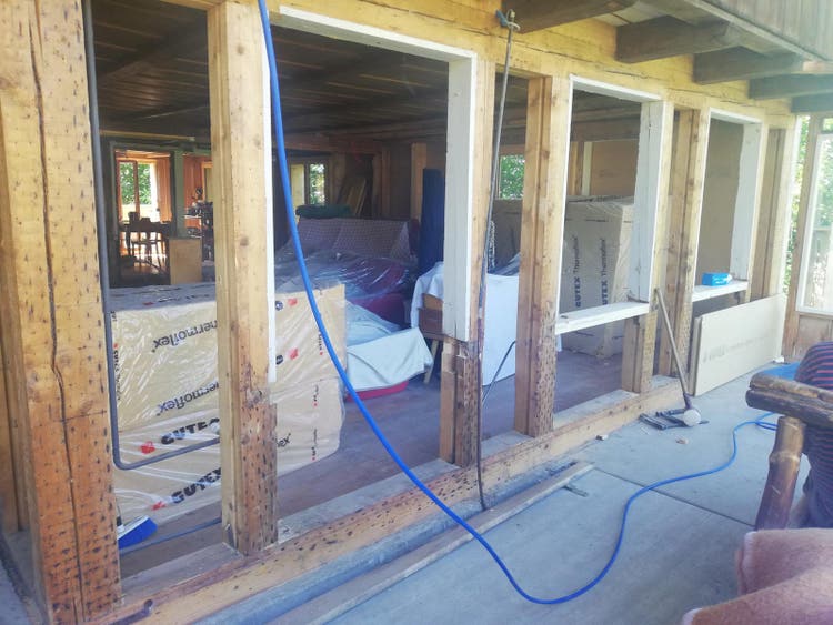 La façade est évidée. Il ne reste plus que le bois de construction.