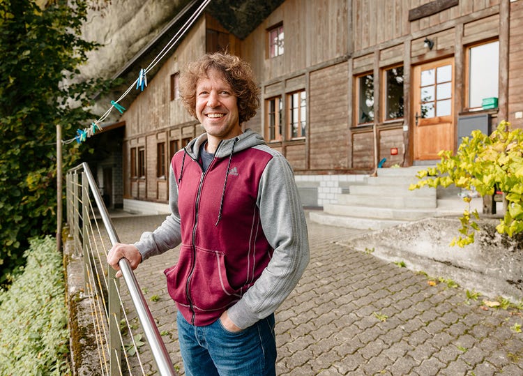 Matthias Müller au bord de la terrasse devant sa maison, le Fluehüsli, à Krauchthal.