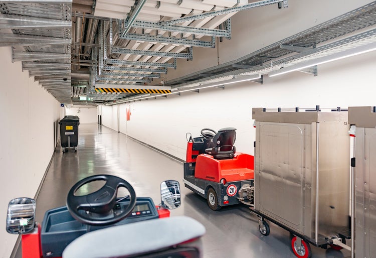 Des chariots de transport se trouvent dans un couloir souterrain de la Anna-Seiler-Haus.
