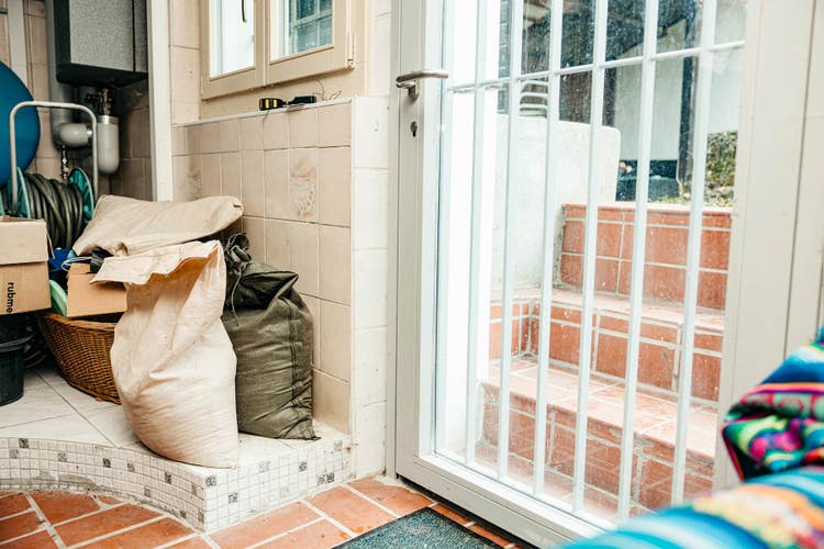 La porte actuelle de la cave s’ouvre vers l’intérieur.