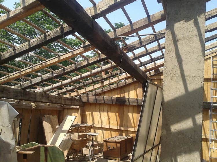 L’ancienne charpente de la maison sans les tuiles.