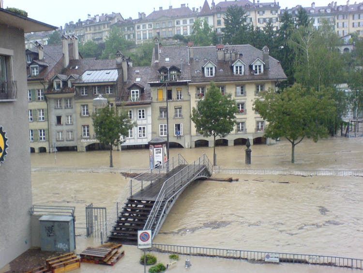 Vue sur le pont « Tychsteg » et la rue « Schifflaube » inondée. Les arcades des bâtiments sont presque entièrement remplies d’eau.