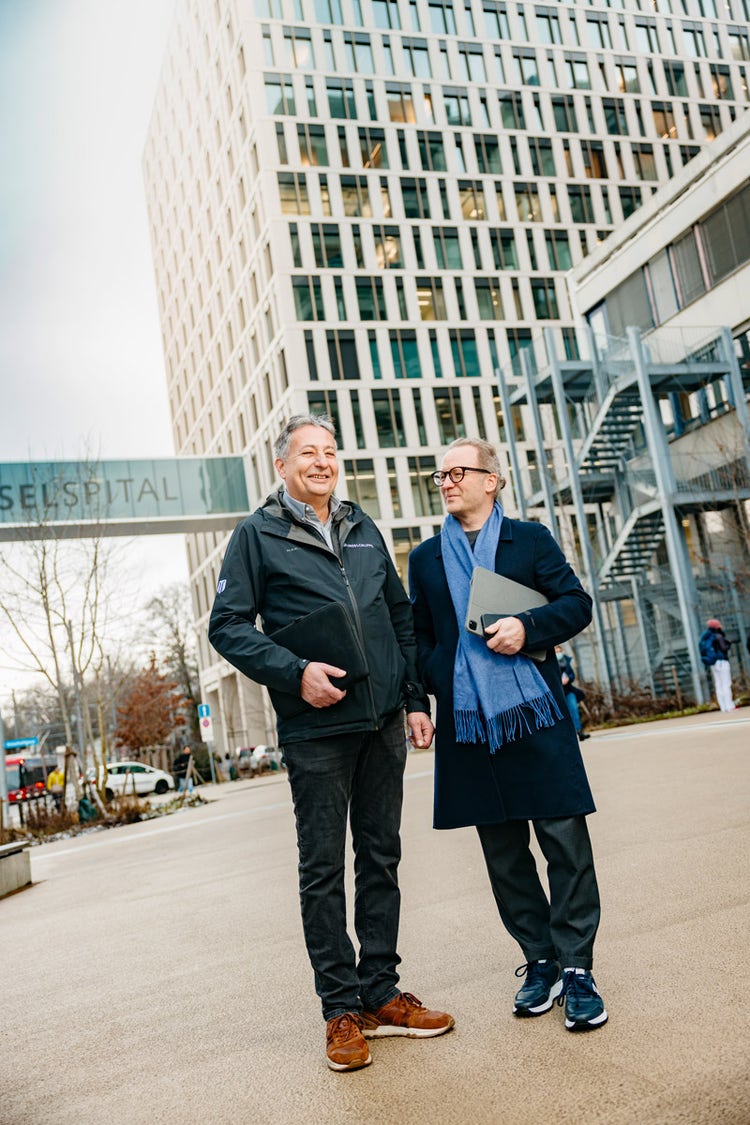 Deux hommes (Roger Kurt et Markus Wasmer) se tiennent devant la Anna-Seiler-Haus.