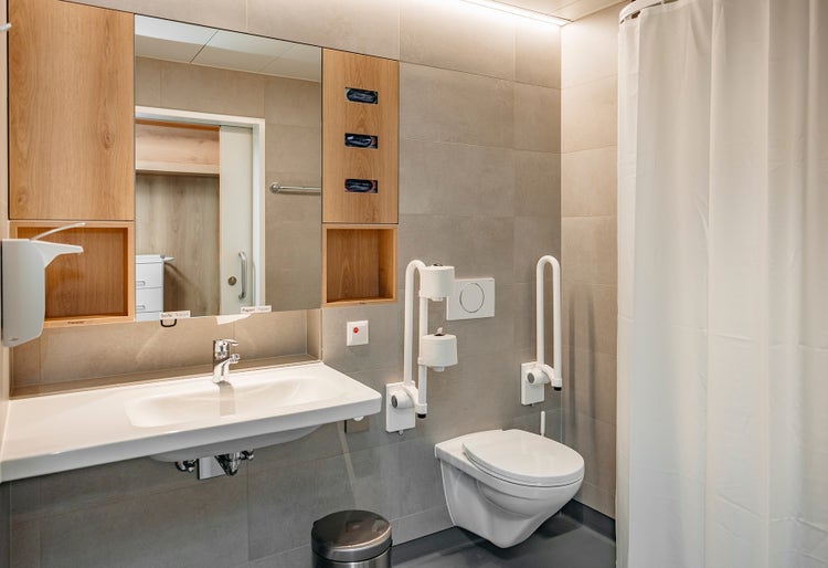 Toilettes d’une chambre de soins dans la Anna-Seiler-Haus.