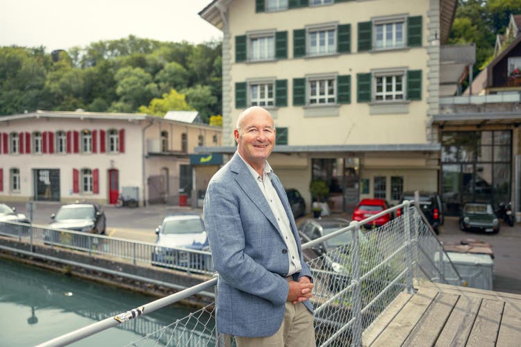 Karl Zimmermann se tient sur le pont « Tychsteg » et regarde la caméra.