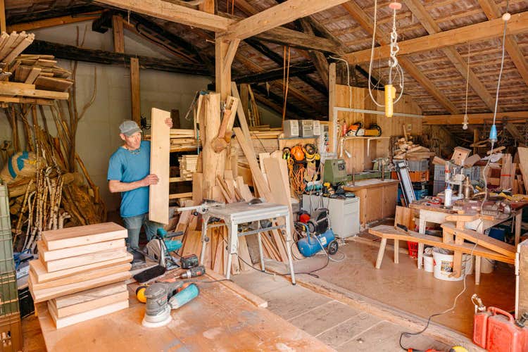 Coup d’œil dans l’atelier : beaucoup de bois et d’outils.